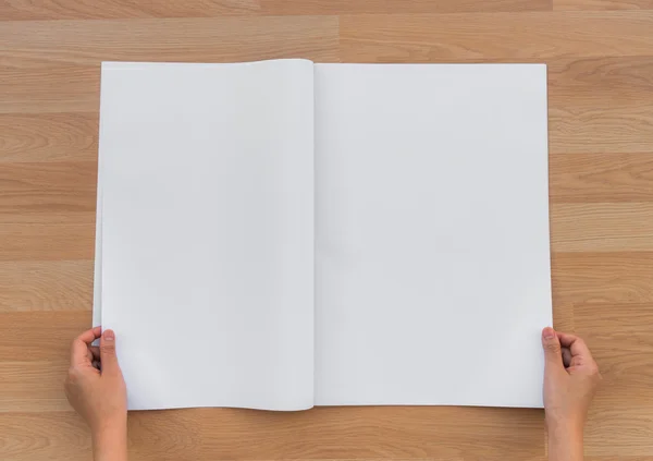 Mãos segurando em branco de jornal — Fotografia de Stock