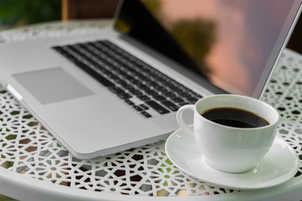 Laptop med kaffekopp — Stockfoto