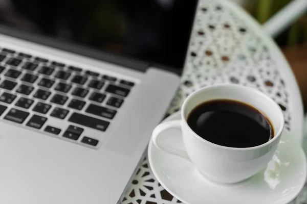 Laptop met koffiekopje — Stockfoto