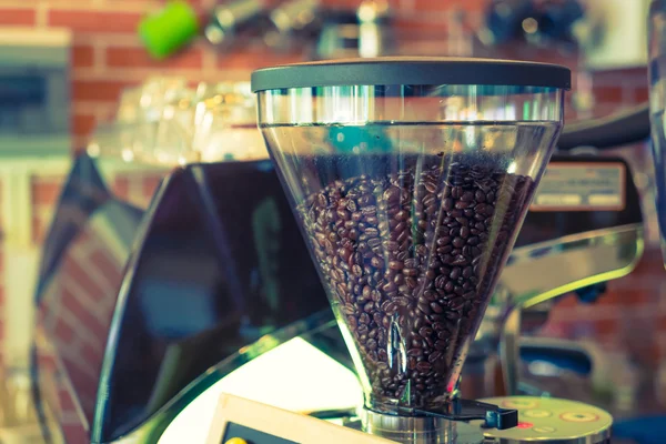 Kahve çekirdekleri içinde makine