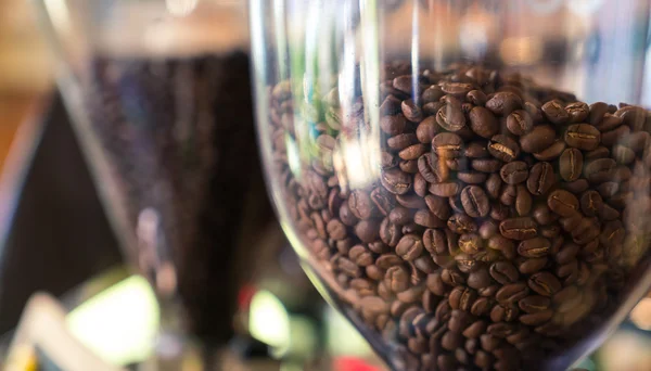 Kaffeebohnen in der Maschine — Stockfoto