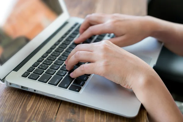 Vrouw typen op toetsenbord — Stockfoto