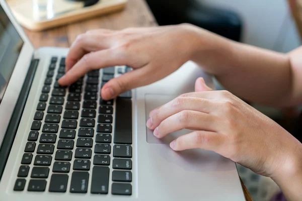 Frau tippt auf Tastatur — Stockfoto