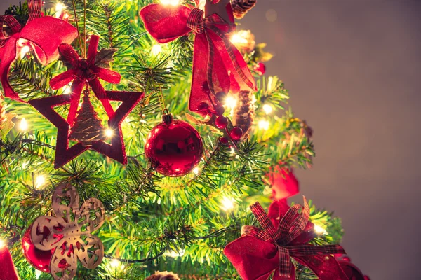 Árbol de Navidad con decoraciones —  Fotos de Stock