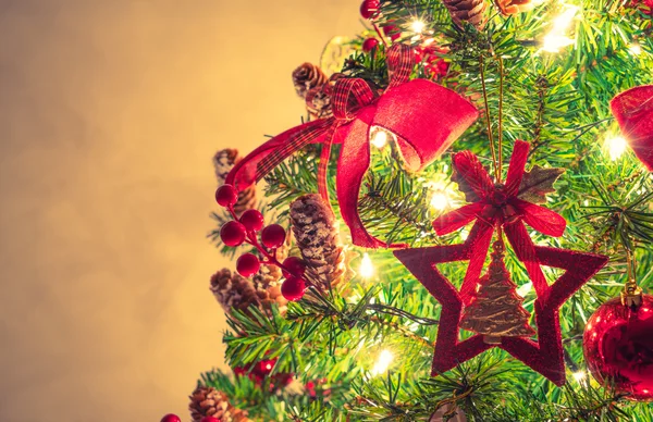 Árbol de Navidad y decoraciones — Foto de Stock