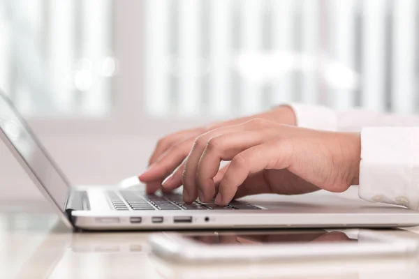 Woman typing on keyboard — Stock Photo, Image