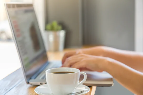 Koffiekopje met laptop — Stockfoto