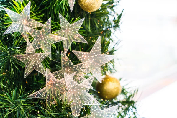 Рождественская елка со звездами — стоковое фото