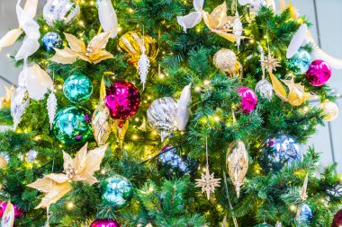 Ağaç Noel oyuncaklar ile