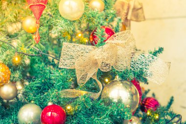 Oyuncaklarla Noel ağacı