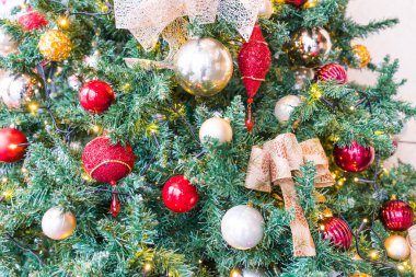 Oyuncaklarla Noel ağacı