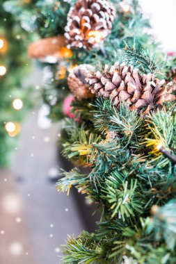 çam kozalakları Noel ağacı üzerinde