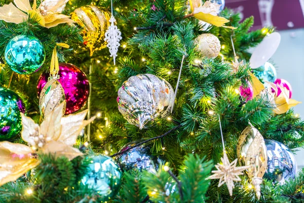 Árvore com brinquedos de Natal — Fotografia de Stock