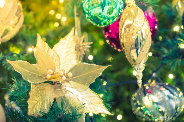 Arbre avec jouets de Noël — Photo