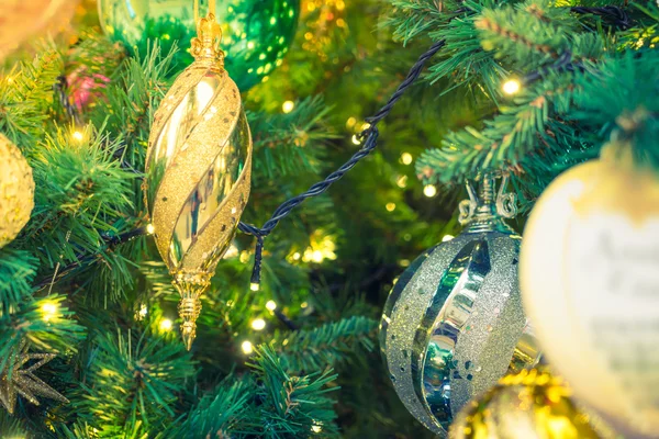 Árbol con juguetes de Navidad —  Fotos de Stock