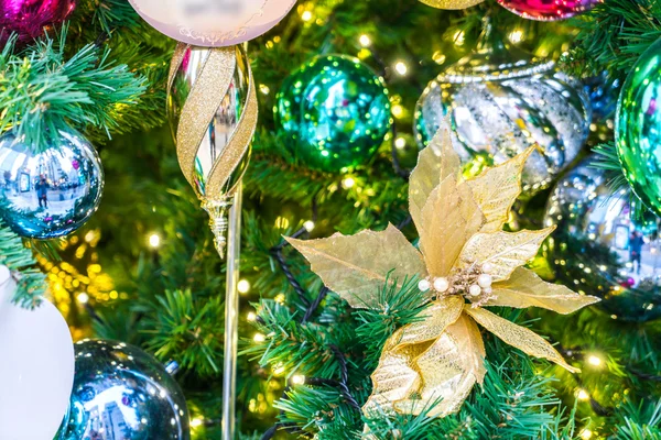 Boom met Kerstmis speelgoed — Stockfoto