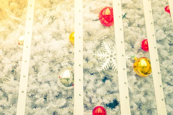 Рождественская белая елка с игрушками — стоковое фото