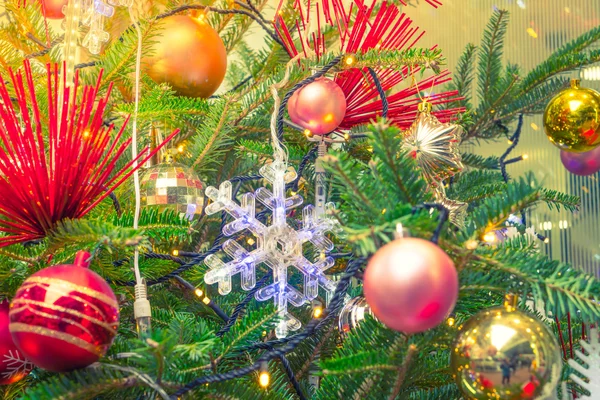 Árbol de navidad con juguetes — Foto de Stock