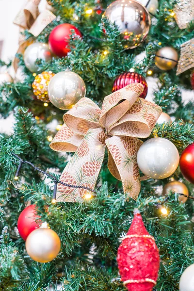 Árbol de navidad con juguetes — Foto de Stock