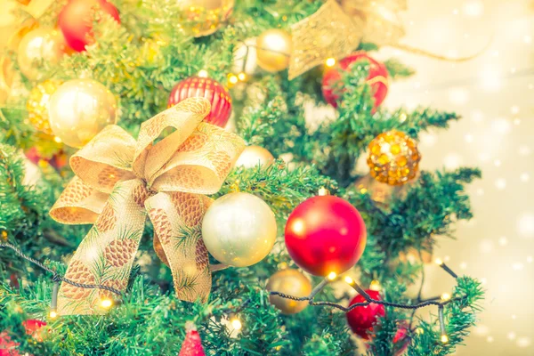 Árbol de navidad con juguetes —  Fotos de Stock