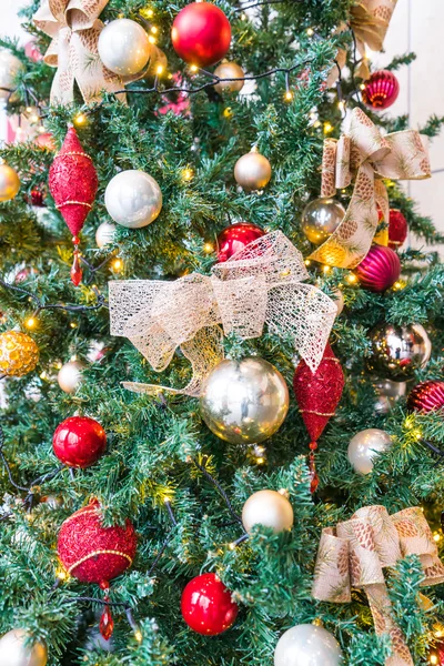 Kerstboom met speelgoed — Stockfoto