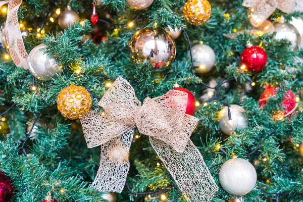 Árbol de navidad con juguetes —  Fotos de Stock