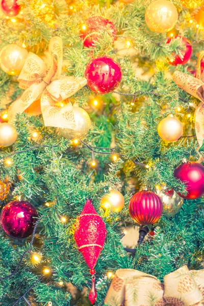 Árbol de navidad con juguetes —  Fotos de Stock