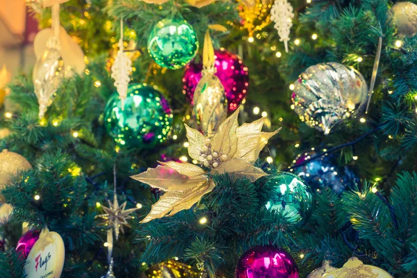 Árvore com brinquedos de Natal — Fotografia de Stock