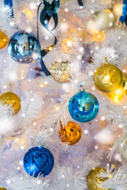 Noel ağacı ve süslemeler