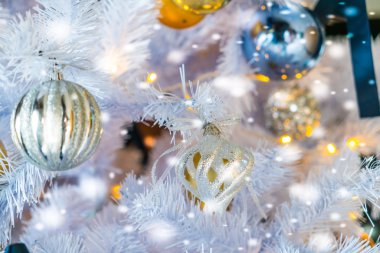 Noel ağacı ve süslemeler