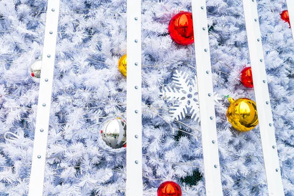 Árbol blanco de Navidad con juguetes —  Fotos de Stock