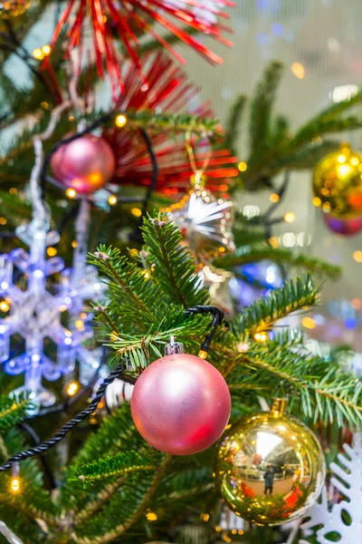 Gros plan des décorations de sapin de Noël fond — Photo