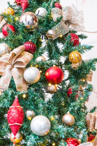 Árbol de navidad con juguetes —  Fotos de Stock