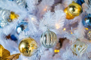 Noel ağacı ve süslemeler