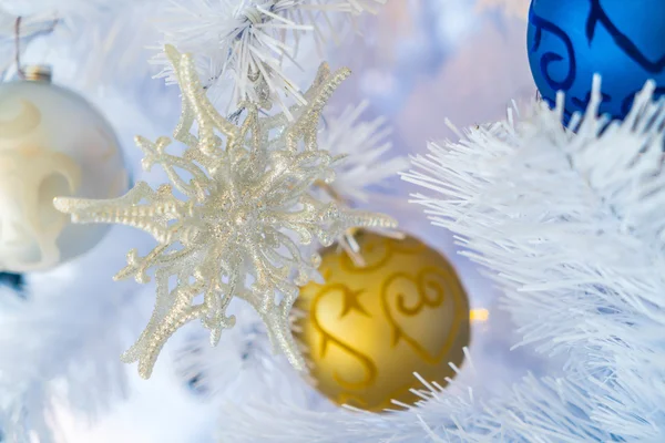 Weihnachtsbaum und Dekoration — Stockfoto