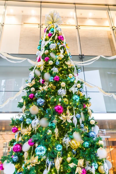 Árbol con juguetes de Navidad —  Fotos de Stock