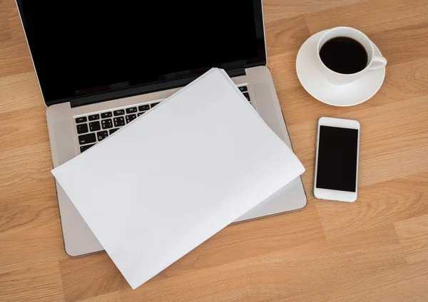 Laptop com copo de café e telefone inteligente — Fotografia de Stock