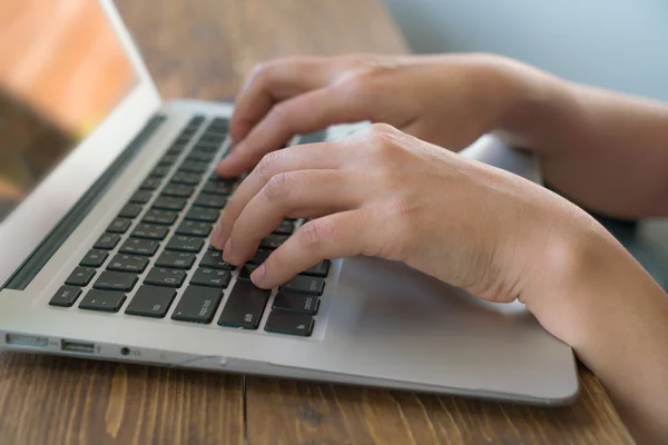 Vrouw typen op toetsenbord — Stockfoto