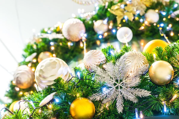 Árbol de Navidad con decoraciones —  Fotos de Stock