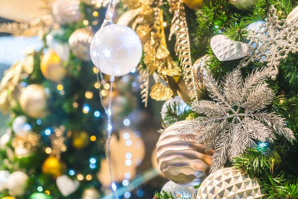 Julgran med dekorationer — Stockfoto