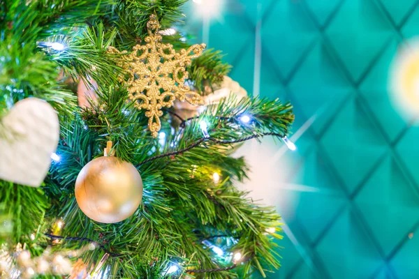 Kerstboom met versieringen — Stockfoto