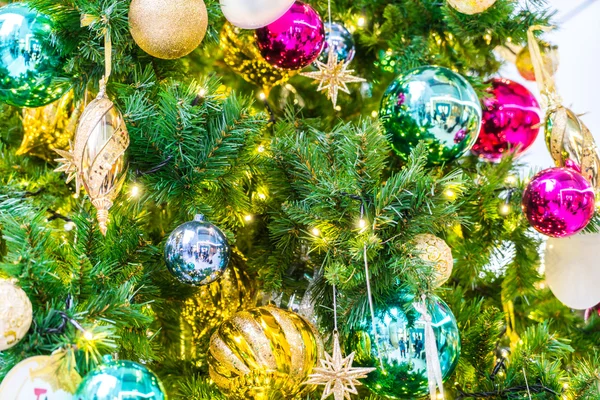 Árvore de Natal com decoração — Fotografia de Stock