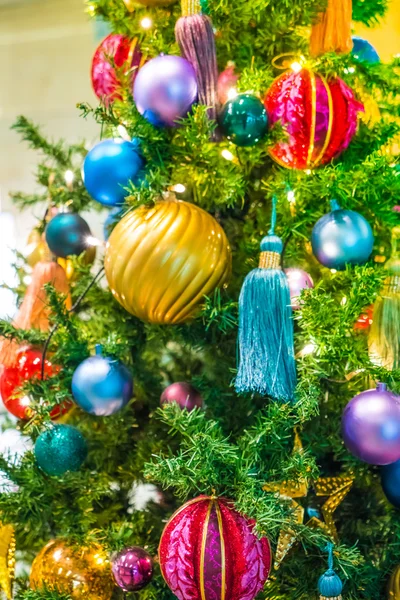 Árbol de Navidad con decoraciones — Foto de Stock