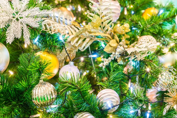 Árbol de Navidad con decoraciones —  Fotos de Stock