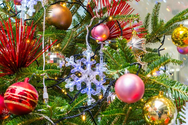 Árbol de Navidad con decoraciones — Foto de Stock