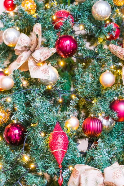 Árbol de Navidad con decoraciones — Foto de Stock