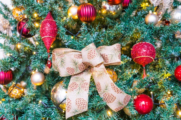 Árbol de Navidad con decoraciones — Foto de Stock