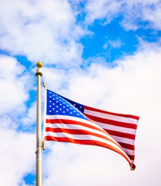 Mavi gökyüzünde Amerikan bayrağı