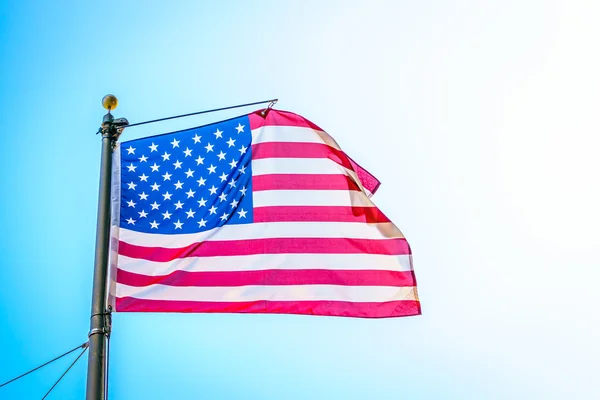 Bandeira americana no céu azul — Fotografia de Stock