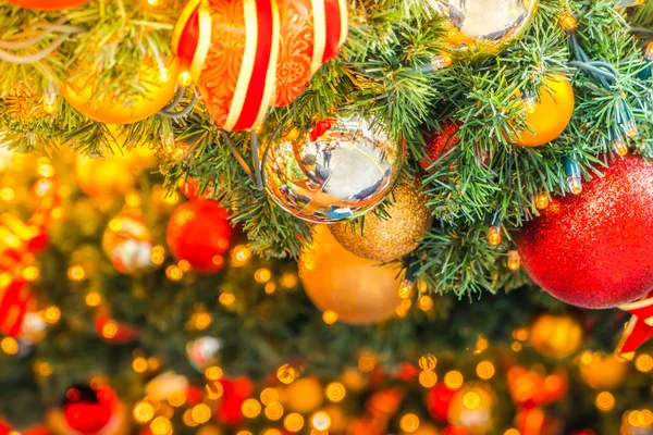 Χριστουγεννιάτικο δέντρο και διακοσμήσεις — Φωτογραφία Αρχείου